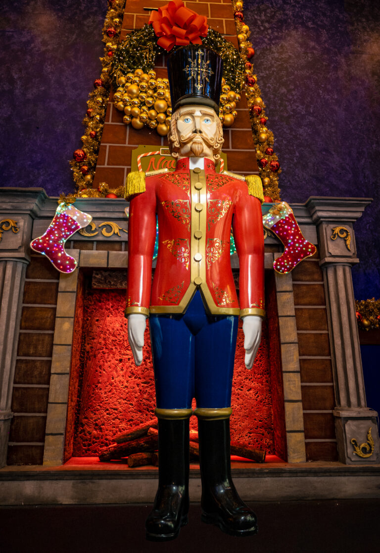 Figura de cascanuez montada frente a chimenea para decorar espacios amplios
